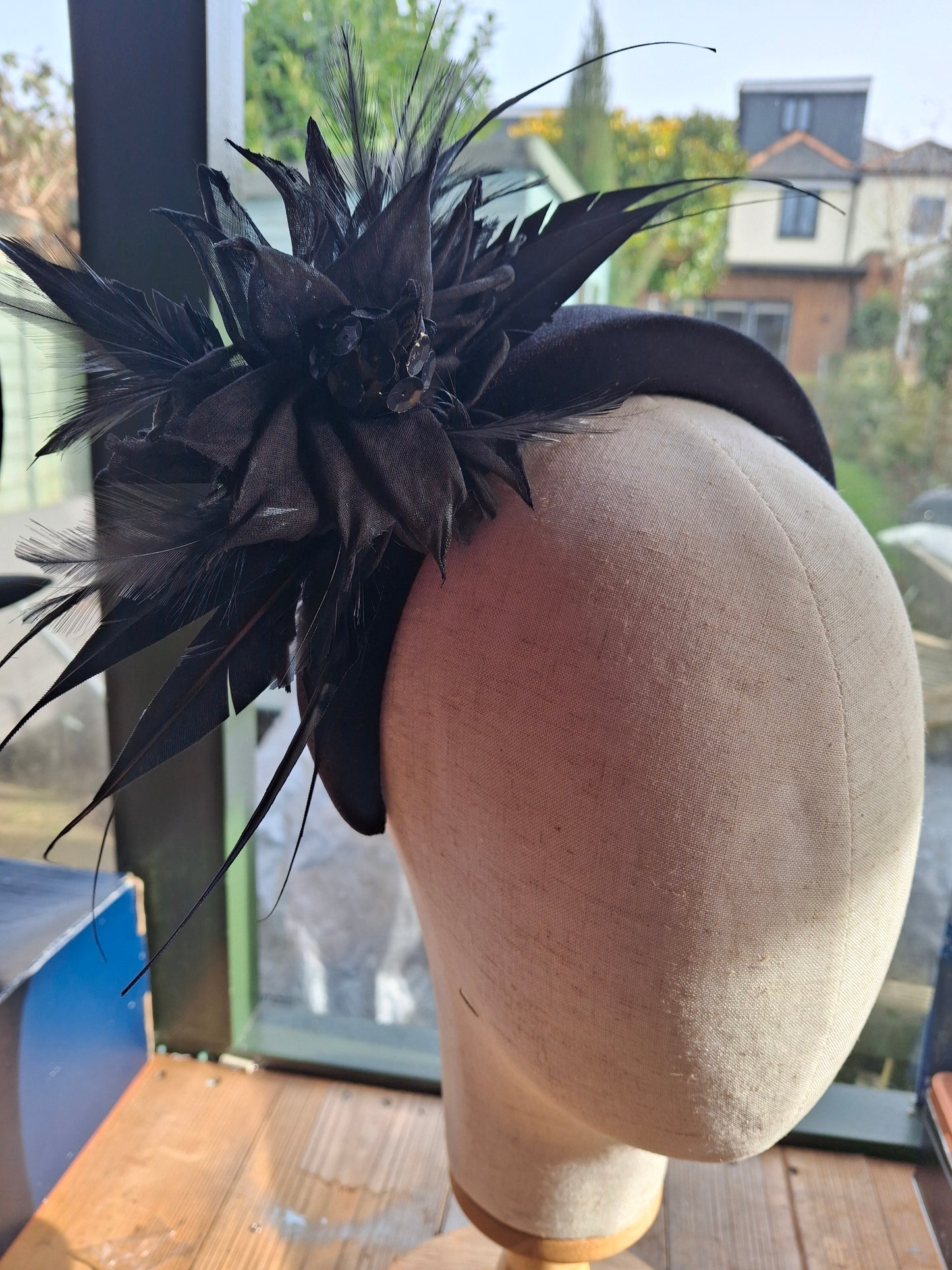 Black padded hairband with feather flower