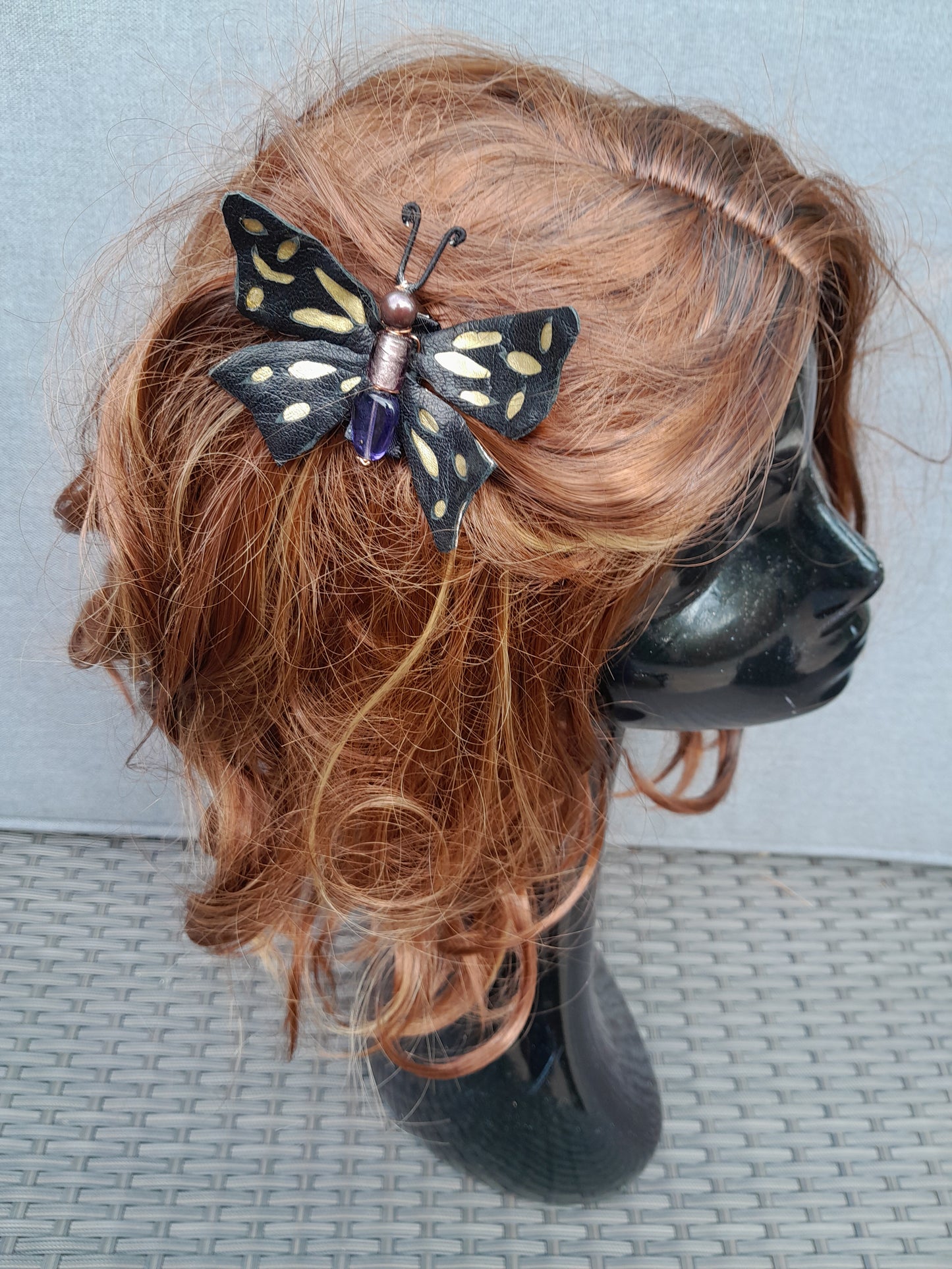 Black and gold gilded leather beaded hairclip one size