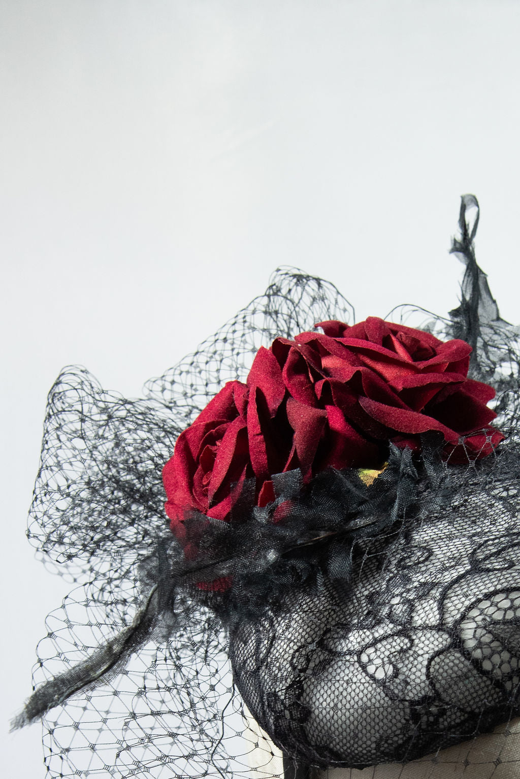 Black lace mini beret with red roses