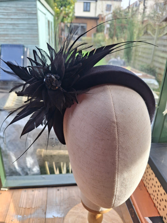Black padded hairband with feather flower